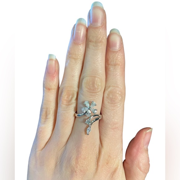 The Earth Laughs in Flowers Ring - Picture 2 of 6